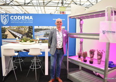 Marcel van Rooijen van Codema, die een nieuw teeltsysteem speciaal voor cressen presenteert. De belichting is geleverd door Philips.